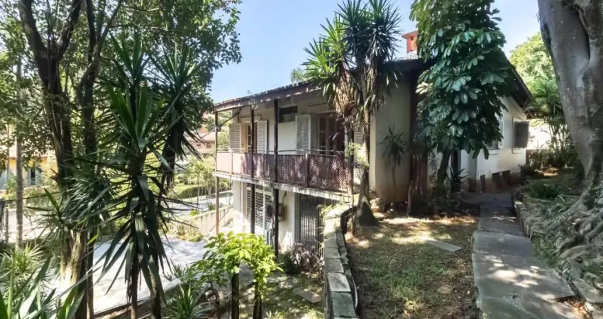 Casarão estilo colonial à venda no bairro Cidade Jardim! 8 dormitórios (2 suites), 9 banheiros, vaga para 6 carros!
