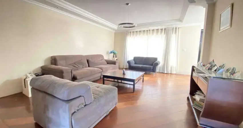 Casa de alto padrão no Residencial 10, com 4 suítes (a máster com closet e banheira), 395m² A. Total