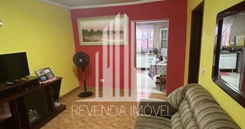 Impecável Residência de 3 Quartos no Bairro Ayrosa, Osasco-SP: 196m², 2 Salas, 3 Banheiros e Garagem