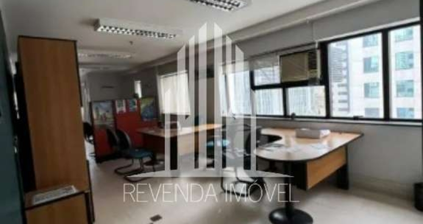 Sala comercial à venda no Itaim Bibi, São Paulo-SP: 1 sala, 1 banheiro, 2 vagas de garagem, 50m² de área.