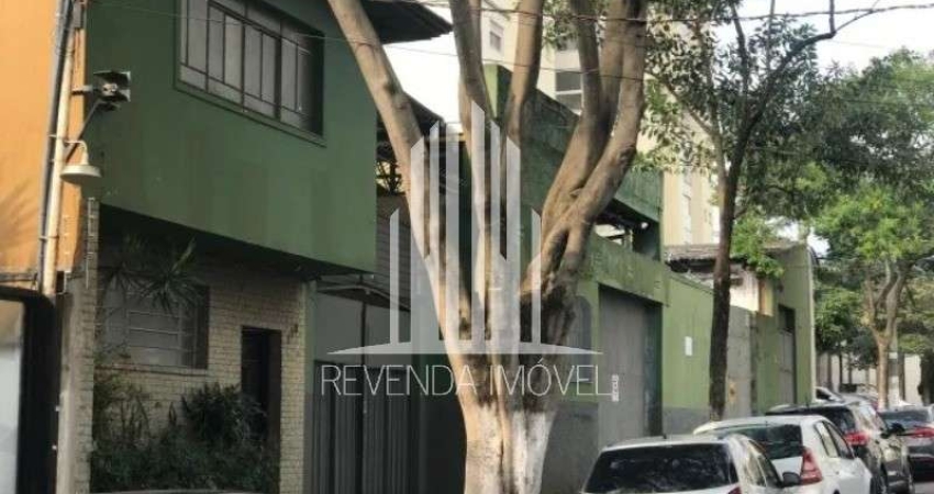 Galpão Comercial à Venda na Mooca, São Paulo-SP: 1.600m², 2 Banheiros e 6 Vagas de Garagem!