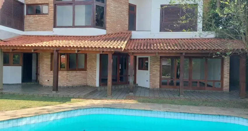 Casa com 720m²  de área total, 3suítes, 6 vagas, piscina, churrasqueira, aquecimento com placa solar,