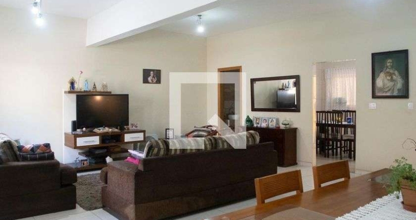 Casa à Venda - Água Fria, 3 Quartos,  304 m2