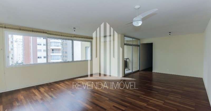 LINDO APARTAMENTO PARA LOCAÇÃO NO ITAIM BIBI - COM 3 DORM, SENDO 1 SUÍTE, 2 VAGAS EM 160M².   Tudo neste apartamento impressiona: os ambientes amplos,