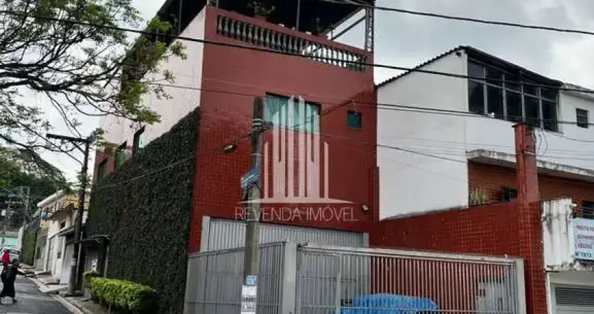 Sobrado resdencial com possibilidade de comercial na parte inferior, 2 dorm, 5 vagas de garagem