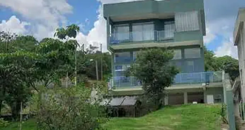 Linda Casa à venda, cozinha estilo americana, com 4 Quartos, sendo 2 Suítes, uma delas com closet e