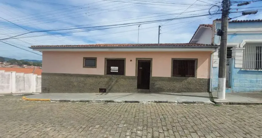 Casa à venda, Centro, Piracaia, SP | Dois Quartos | Fácil localização | Casa Plana | Garagem cobert
