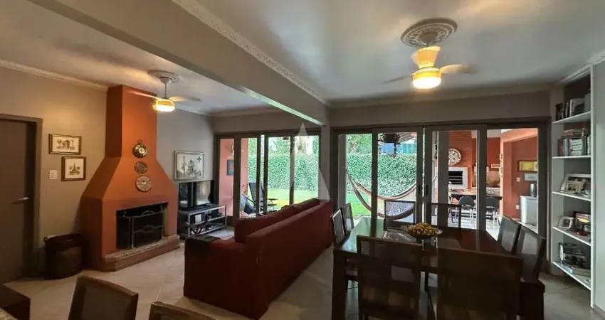 Casa com 3 quartos à venda na Rua Camboriú, --, Glória, Joinville