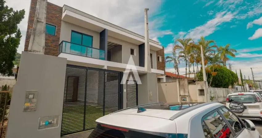 Sobrado com 1 suíte e 2 quartos, área construída de 136,34m² e terreno de 113,77m². Localizada no bairro Saguaçu em Joinville-SC. Valor: R$880.000,00 por R$ 845.000,00