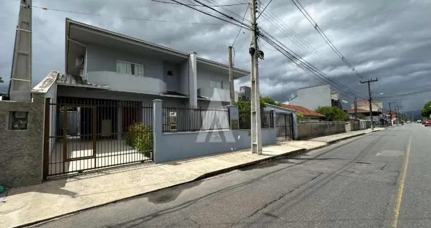 Sobrado geminado com 1 suíte e 2 quartos à venda no bairro Iririú em Joinville-SC por R$625.000,00.