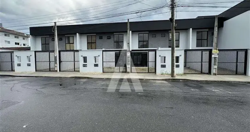 Sobrado Geminado com 2 suíte(s) à venda no bairro Costa e Silva em Joinville, por R$ 450.000.00.