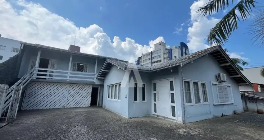 Casa à venda no bairro América em Joinville-SC por R$950.000,00.