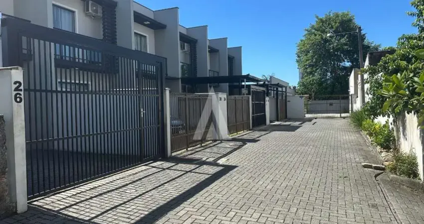 Sobrado geminado com 2 suítes à venda no bairro Bom Retiro em Joinville-SC por R$590.000,00.