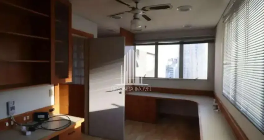 Salas de alto padrão à venda na Vila Olímpia com 2 banheiros, 2 vagas de garagem e 82m² - São Paulo-SP