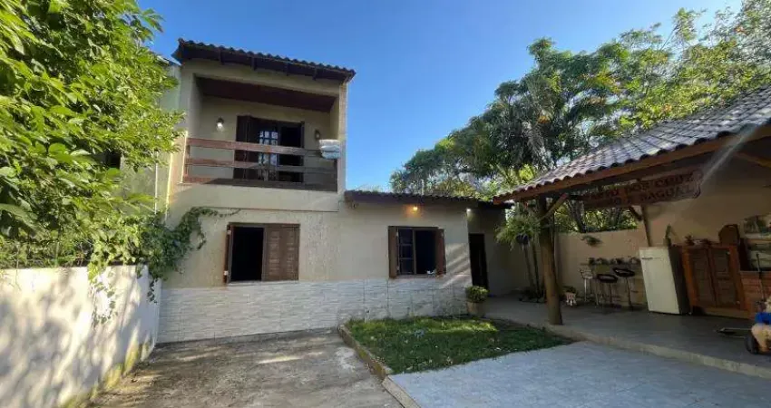 Casa com 110m², 03 dormitórios , sendo 01 Suite com sacada, ampla sala, sala se jantar , banheiro social , banheiro auxiliar, ampla cozinha , área deserviços, queosque com churrasqueira e fogão a lenh