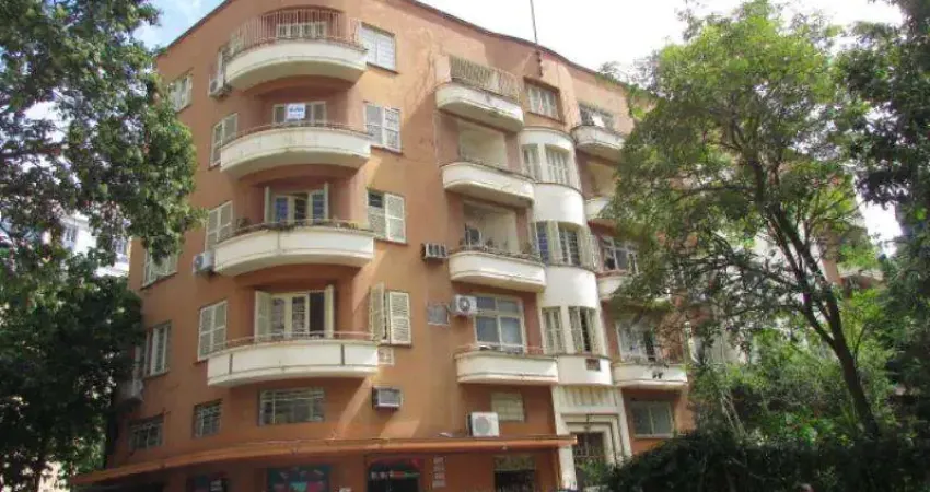 Apartamento no Bairro CENTRO com 140 m2, 3 dormitórios, sacada, Área de serviço, Banheiro privativo, Banheiro social, Cozinha, Despensa, Interfone, Sacada, Sala de estar, Tanque