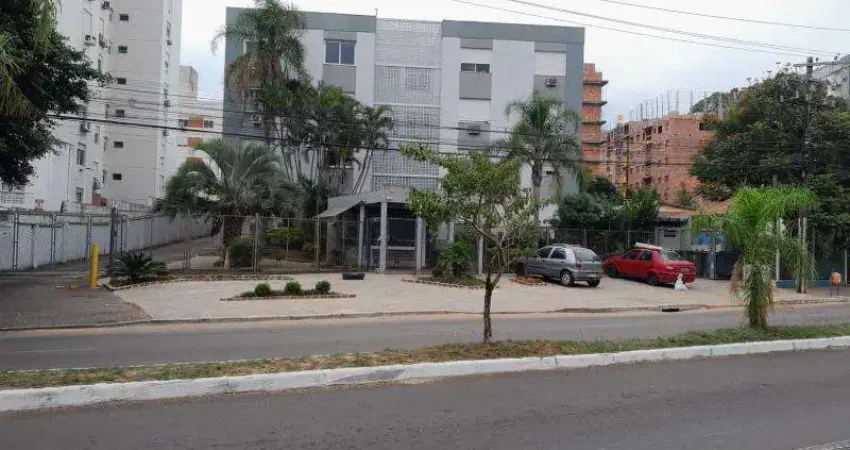 Apto Reformado  com 01 dormitório com Ar Split ,sala, cozinha, banheiro, área de serviços e estacionamento rotativo.