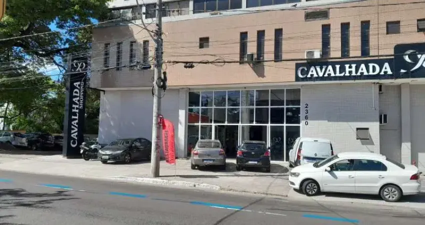 Sala comercial com 27m² de área total, de frente com piso frio, banheio reformado, sala de espera, cortinas, ar split