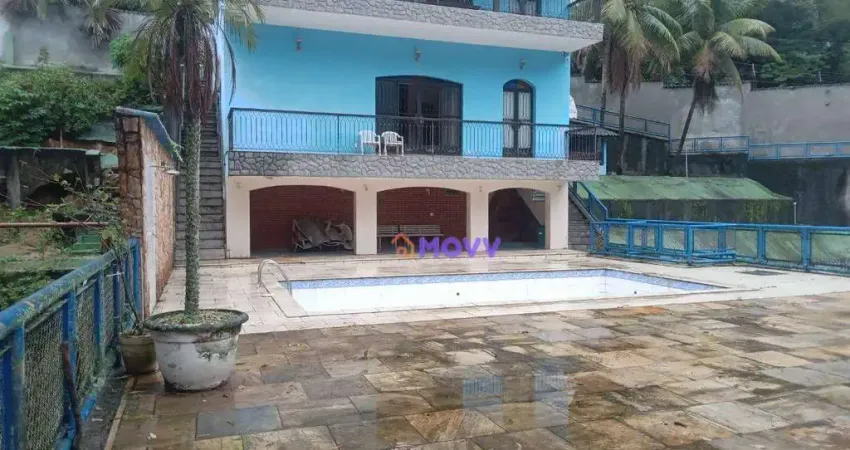 Excelente casa de 4 quartos e uma suíte dentro de condomínio arborizado no Baldeador Niterói.
