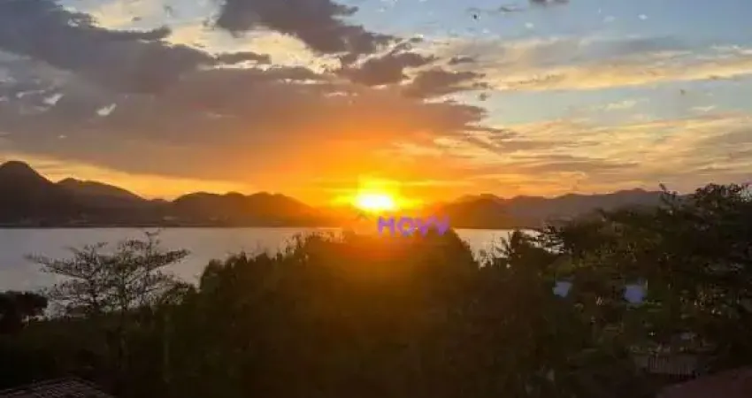 Casa de 4 quartos, sendo 2 suítes a  dois minutos da praia de piratininga