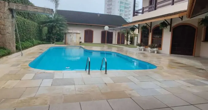 CASARÃO MOBILIADO  7 QUARTOS PISCINA  100M MAR NO CENTRO DE ITANHAÉM