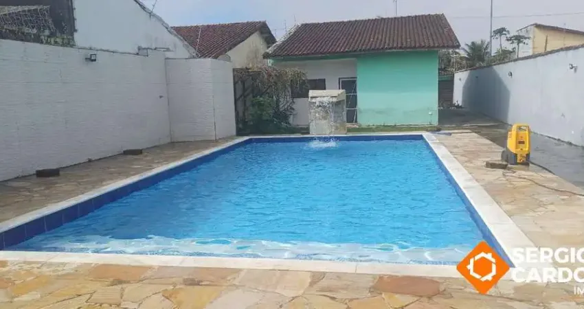 Casa com piscina em terreno inteiro - 3 quartos e edícula itanhaem/sp