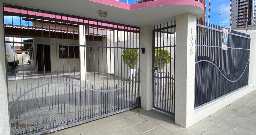 Casa a venda  em Capim Macio três suítes