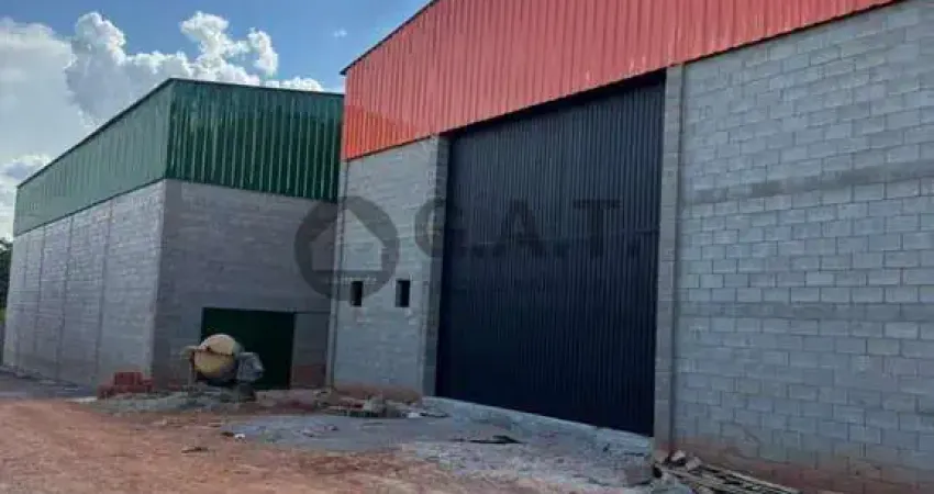 Aluguel de Barracão Comercial em Iperó-SP, Bairro George Oeterer: 2 Banheiros, 480m² de Área!