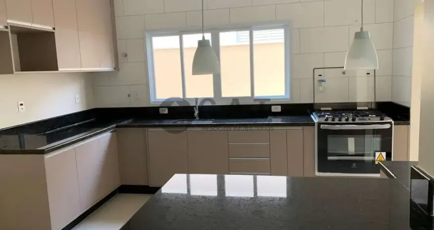 Casa em condomínio no Jd Garret em Araçoiaba da Serra-SP: 3 quartos, 3 suítes, 2 salas, 3 banheiros, 4 vagas de garagem, 215m².