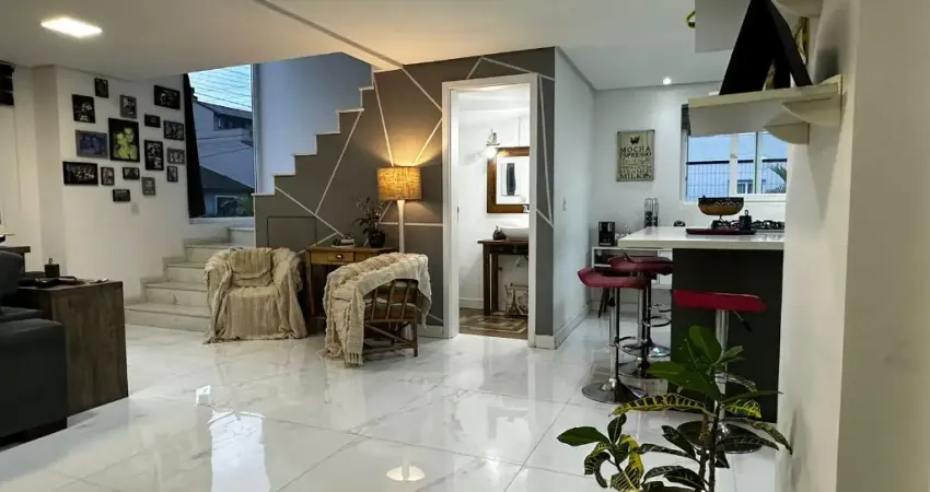 Maravilhosa casa em condomínio 3 dormitórios sendo uma suíte com sacada