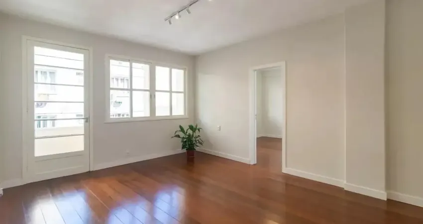 Apartamento com sacada, 3 dormitórios com suíte todo reformado