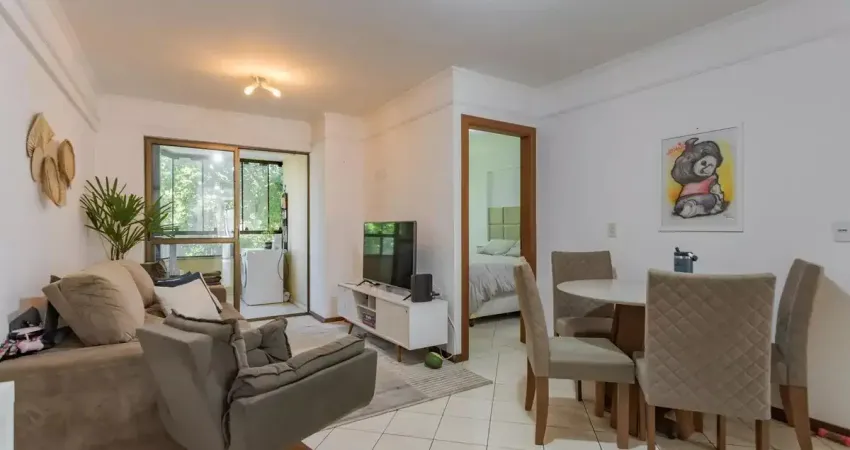 Apartamento de dois dormitórios com suíte e churrasqueira, vaga e elevador