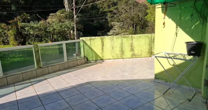 Sobrado à Venda Pq Gerassi com 3 quartos, 3 banheiros, 3 vagas e 160m²