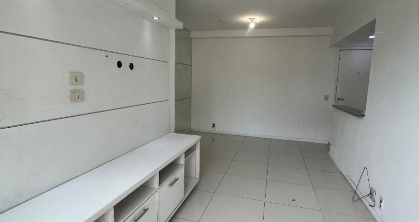 Vendo no Condominio Mais Residencial Clube- 2 quartos com suite e armários.