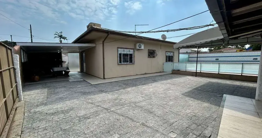Casa Semimobiliada com Piscina e Amplo Terreno - Palhoça/SC