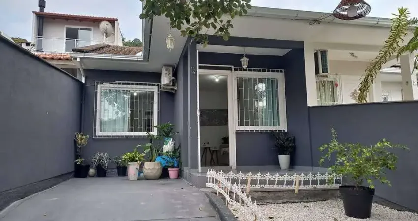 Excelente Casa Geminada com Móveis Planejados e Área Gourmet: São Sebastião, Palhoça/SC!