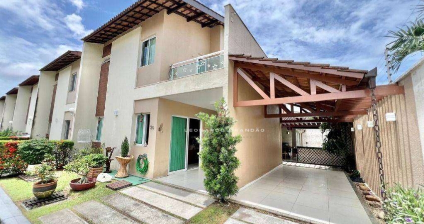 Casa de canto em condomínio, 4 vagas, lazer privativo e muito bom gosto.
