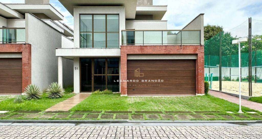 Casa duplex em condomínio de luxo no Eusébio; 3 suítes, 4 vagas e lazer completo.
