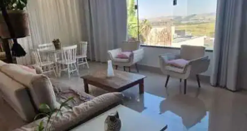 Casa de alto padrão com 5 suítes e lazer completo em condomínio fechado