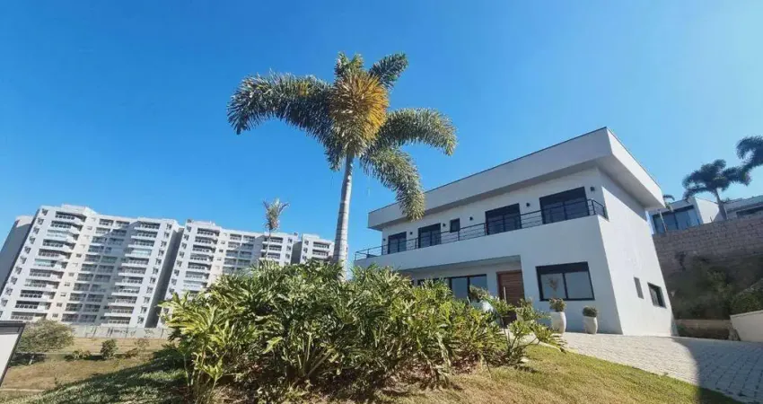 Casa com 4 suítes, elevador e uma vista exuberante da Serra do Japi, disponivel no renomado Condomínio Plaza Athénée