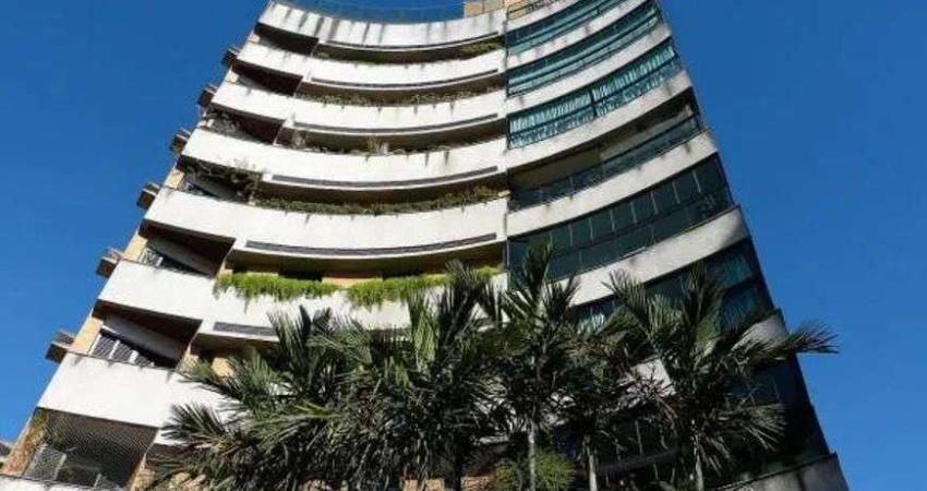 Localização espetacular- a passos da praça. Prédio exclusivo- com total privacidade- apartamento