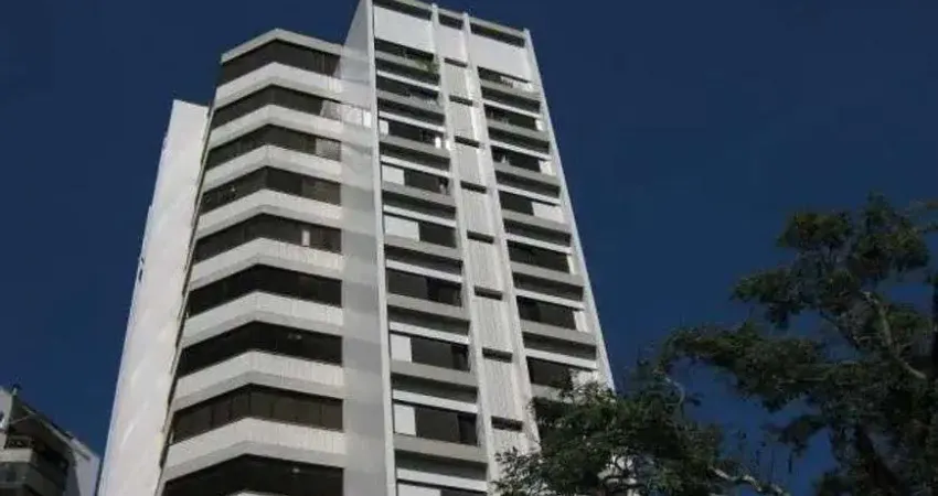 Completamente ensolarada- Imenso living com pé direito duplo. Cobertura com ares de casa. Em préd