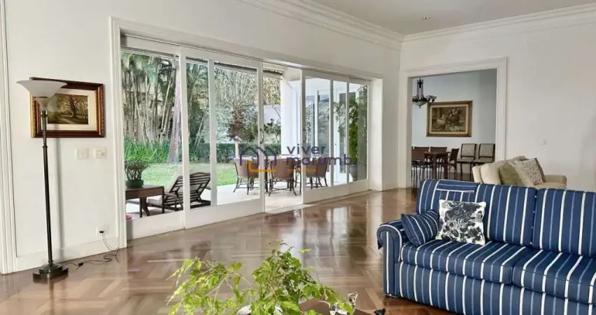 Casa de Alto Padrão: Conforto e Exclusividade em frente a Praça Vinicius de Moraes. 754m², 4 suites.