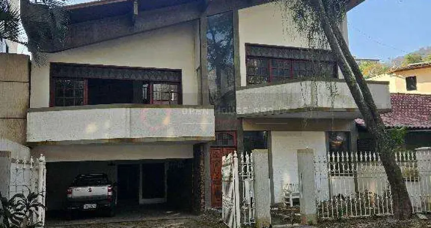 Casa em Condomínio Monte Lindo com 4 quartos e sala ampla