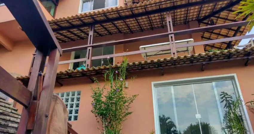 Open House vende casa triplex em Itacoatiara com 5 quartos, sendo 4 suítes e 4 vagas de garagem!!!