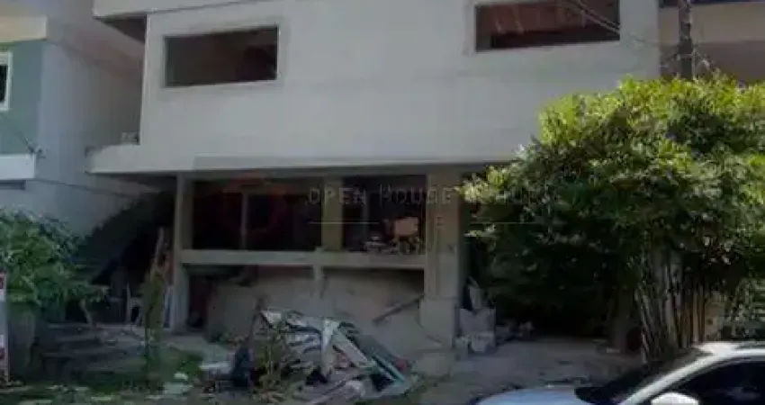 Casa 03 quartos em Charitas, 250m²