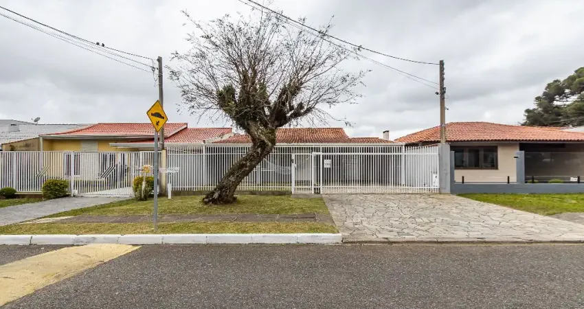 Confortável casa térrea em condomínio com quintal e edícula