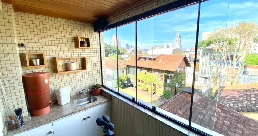 Amplo apartamento ensolarado com churrasqueira no coração de curitiba