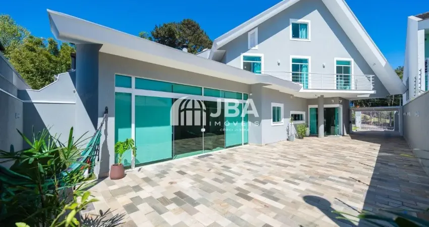 Casa de frente para rua de alto padrão com 4 quartos, amplo quintal em nobre localização no xaxim