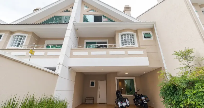 Residencial Zella XXXIII Este é o imóvel que sua família merece. Em excelente localização, fácil acesso ao Centro, à BR 277, bairro com ótima infraestrutura, sobrado tríplex, simplesmente encantador.